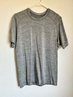 Lululemon Metal Vent Tech Short Sleeve Shirt in Slate/White